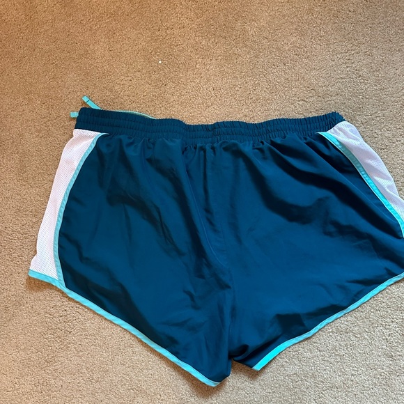Under armor shorts size Xxl with drawstring - Picture 2 of 3